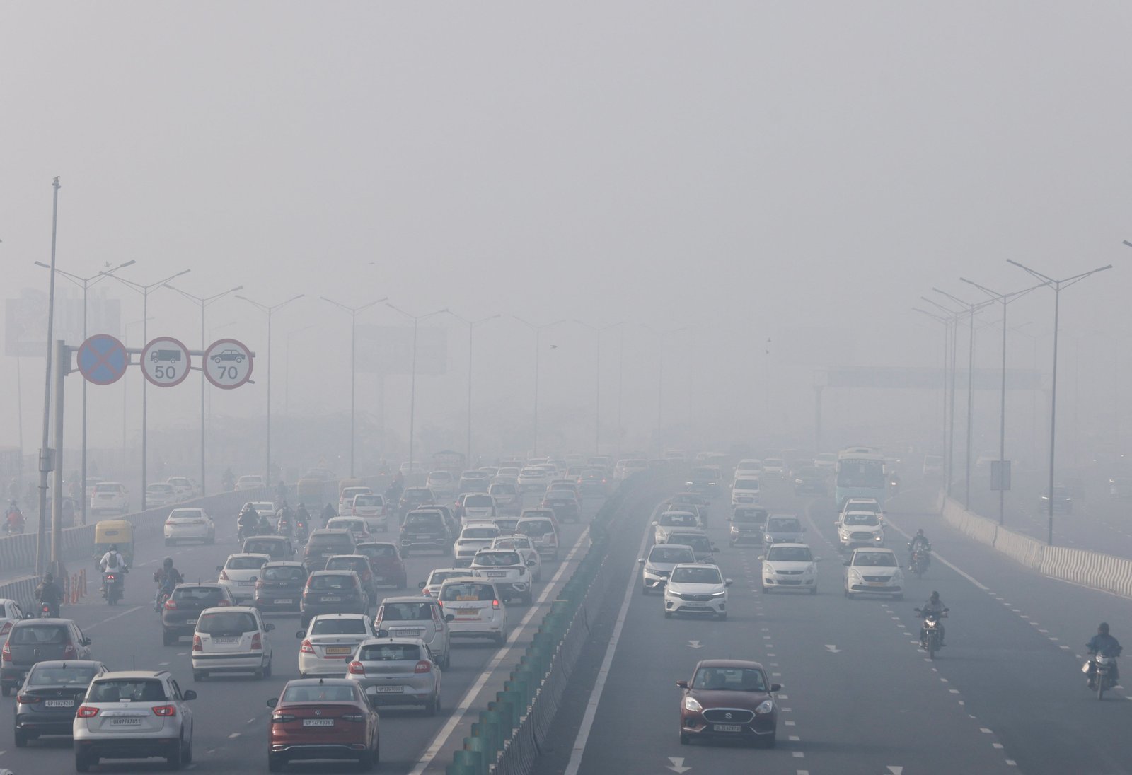 Dense fog disrupts flights and trains in New Delhi | Reuters